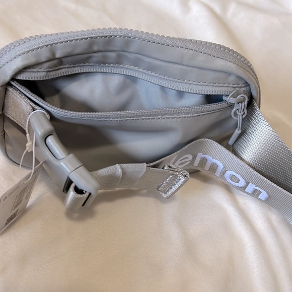 Lululemon everywhere belt bag 1L silver drop word mark - Picture 12 of 14